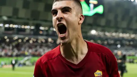 Mancini nói về việc cạnh tranh suất dự Champions League: Roma còn 2 trận, phải tập trung vào bản thân và hạn chế mắc sai lầm