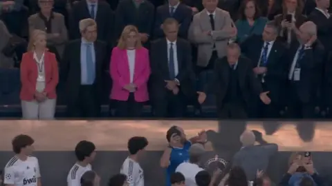 Aspen: Florentino tranh cãi với CĐV Real Madrid trên khán đài, có biển yêu cầu anh rời đi