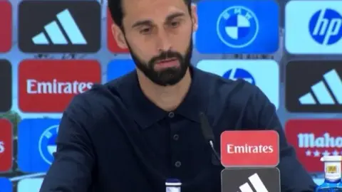 Arbeloa đáp lại Mappe: Tôi không nói anh ấy là tiền đạo thứ 4. Tôi là huấn luyện viên và tôi quyết định ai sẽ bắt đầu.