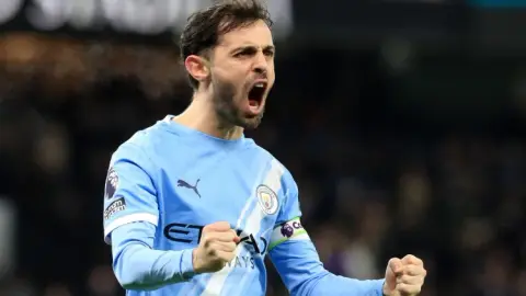 Ghế B: Guardiola biết tôi sẽ rời đội vào mùa hè này nhưng vẫn trao băng đội trưởng cho tôi. Điều này khiến tôi vô cùng vinh dự.