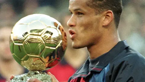 Rivaldo: Fan Barcelona đều mơ vô địch Champions League lần nữa, vô địch La Liga là quan trọng