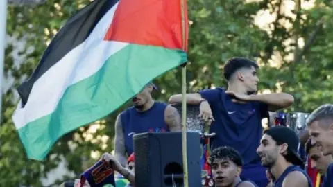 Bộ trưởng Quốc phòng Israel chỉ trích Yamal giương cờ Palestine: Kích động hận thù! Tôi hy vọng Barcelona sẽ lên tiếng