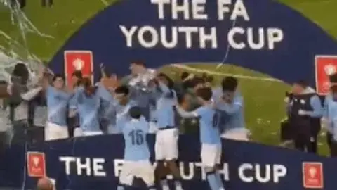 U18 Manchester City vô địch FA Youth Cup, biển rơi lúc nhận giải + cầu thủ ngã
