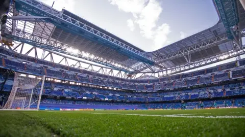 Thể thao thế giới: Cổ động viên sân Bernabeu la ó cầu thủ Real Madrid và vỗ tay tán thưởng cầu thủ đội khách