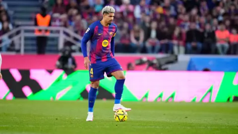 Hàng ngày: Araujo không có ý định rời Barcelona, ​​​​anh ấy hiện cảm thấy rất thoải mái trong đội
