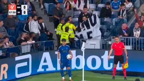Kobe: Cổ động viên Real Madrid giăng biểu ngữ chống Florentino tại Bernabeu nhưng bị nhân viên an ninh gỡ xuống