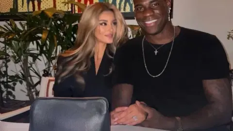 Xin chúc mừng Balotelli đã công bố mối quan hệ của mình. Bạn gái anh kém anh 7 tuổi, có mái tóc vàng, mắt xanh và đôi chân dài.