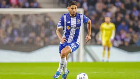 Phóng viên: Man United và Liverpool quan tâm tới tiền vệ Alan Varela 24 của Porto