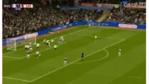 Hàng phòng ngự đã bỏ lỡ một ai đó! Watkins nhân đôi cách biệt, Liverpool bị dẫn trước 2 bàn