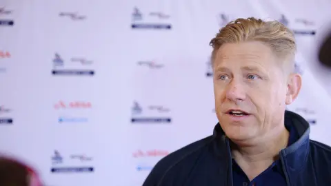 Schmeichel: Tôi hối hận khi rời Man United Tôi không thể di chuyển được nữa. Trên thực tế, tôi chỉ cần liên lạc với Ferguson.