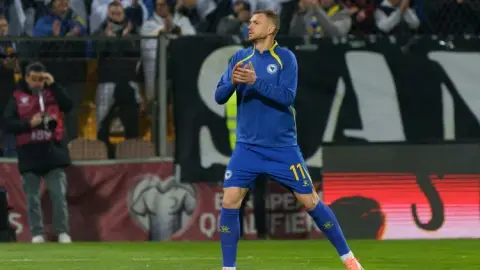 Cảm ơn truyền thông Ý! Dzeko: Truyền thông góp phần gây áp lực ở Italy và luôn nói về mặt sân hơn là sức mạnh của Bosnia & Herzegovina