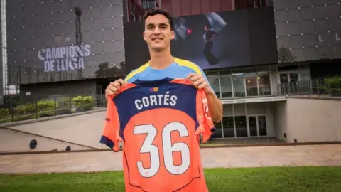 Kỷ niệm buổi diễn đầu tiên sau 5 năm tham gia! Cầu thủ trẻ Barcelona Cortes: Tôi ra mắt đội bóng hay nhất thế giới