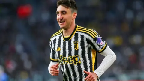 Truyền thông Italy: Juventus và Como có thể đổi Cambiasso và Perrone, Juventus cần chênh lệch 15 triệu
