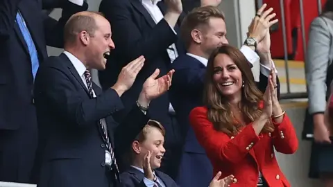 The Sun: Công nương Kate đồng ý cùng Hoàng tử William xem trực tiếp trận chung kết Europa League của Villa