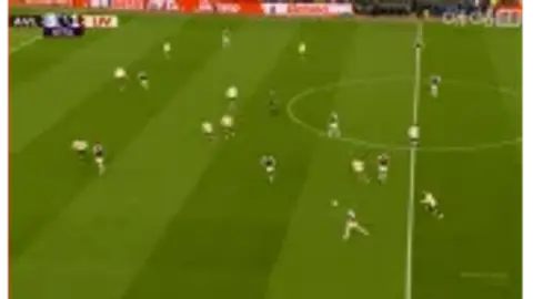 Không có giải pháp! Cú sút của McGinn đi chệch góc, Liverpool thất thủ 1-4 trước Villa
