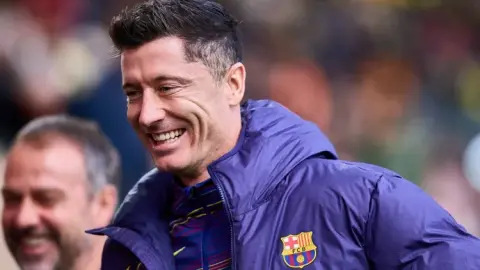 TA: Lewandowski đã nói lời tạm biệt với các đồng đội ở Barcelona trong buổi tập của đội và xác nhận rằng anh ấy sẽ rời Barcelona