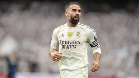 Đội trưởng Real Madrid rời đội! TA: Real Madrid sẽ không gia hạn hợp đồng với Carvajal vào mùa hè này và anh ấy sẽ ra đi theo dạng tự do