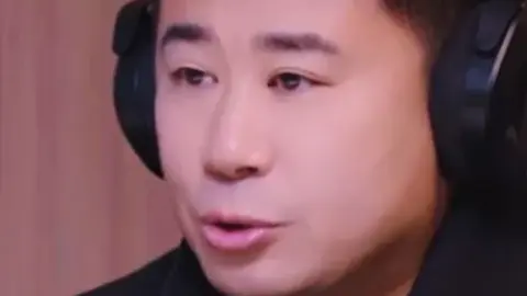 Làm thế nào bạn được Man United lựa chọn? Dong Fangzhuo: Họ đã chọn anh ấy từ Trung Quốc và họ không thể thay đổi tuổi của anh ấy. Họ muốn anh ấy trở thành một tiền đạo.