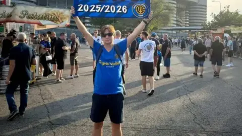 Truyền thông Ý: Một người hâm mộ đã xem tất cả các trận 52 của Inter Milan mùa này và chỉ còn 2 trận nữa là có thể đến xem đầy đủ.