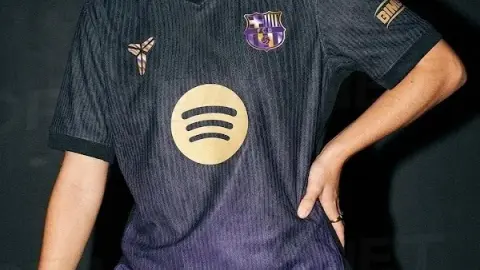 Hình ảnh gián điệp về áo thi đấu phiên bản Barcelona Mamba: nền chuyển màu đen và tím với ánh vàng/đầy màu sắc, để tri ân Kobe Bryant