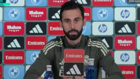 Arbeloa: Tôi không đồng ý với việc phòng thay đồ mất kiểm soát. Là người của Real Madrid, tôi nghĩ Mourinho là ứng cử viên phù hợp nhất.