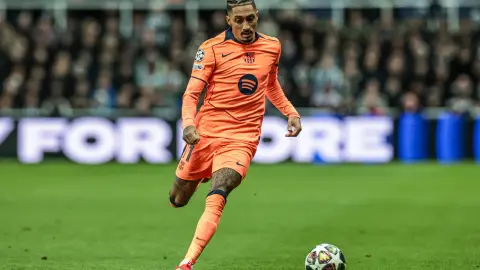 Phóng viên: Rafinha và Fermin tham gia buổi tập hôm nay của Barcelona nhưng De Jong vắng mặt