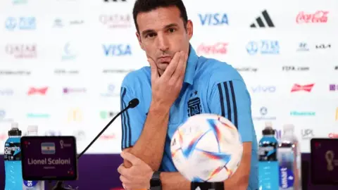 Scaloni: Bảo vệ World Cup khó nhưng không phải là không thể Mọi người trên khắp thế giới đều muốn xem Messi thi đấu
