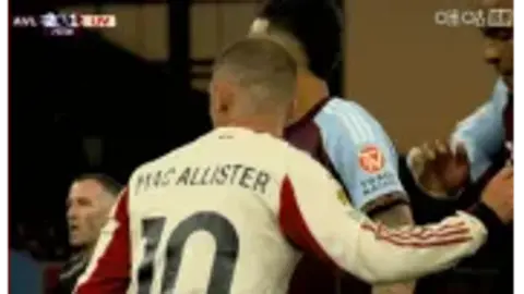 Carragher chỉ trích McAllister: Đứng dậy đi, xấu hổ quá, giờ mọi người có thể xem lại