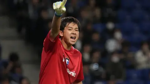 Thủ môn 18 tuổi của Gamba Osaka mới ra mắt đội một vào tháng trước! 6 pha cứu thua chung kết AFC Champions League + tỉ số cao nhất