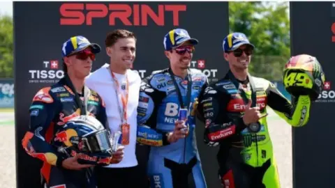 Thể thao thế giới: Fermin theo dõi trực tiếp chặng đua MotoGP và làm khách mời vẫy cờ + chụp ảnh cùng các tuyển thủ