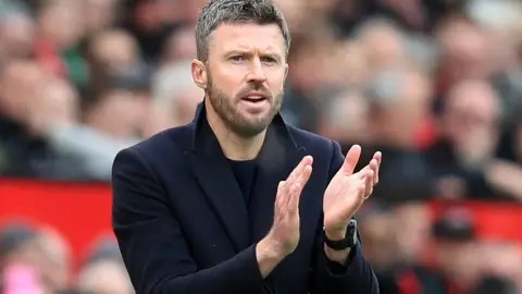 Neville: Công việc khó khăn thực sự bắt đầu sau khi Carrick trở thành cầu thủ thường xuyên và câu lạc bộ cần hỗ trợ anh ấy