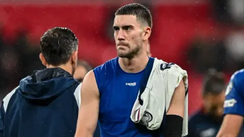 Phóng viên: Quá trình đàm phán gia hạn hợp đồng giữa Vlahovic và Juventus đã có tiến triển, hoa hồng cho người đại diện là trở ngại.