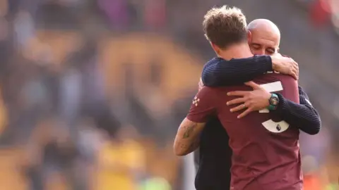 Stones: Tôi không ngờ có thể nâng cúp với Ghế B. Tôi chưa bao giờ thấy Guardiola tức giận như vậy ở hàng tiền vệ.