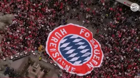 Người hâm mộ 1860 đã chơi khăm trong lễ ăn mừng chức vô địch của Bayern và rút biểu ngữ có nội dung "Nông dân Bayern, được nuôi dưỡng bởi xx"