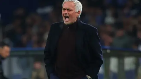 Phóng viên: Real Madrid coi Mourinho là giải pháp nhưng vấn đề nội bộ có vẻ nghiêm trọng hơn tưởng tượng nhiều