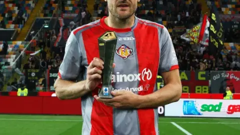 Sống sót cuộc sống chống lại ý muốn của thiên đường! Vardy 39 tuổi ghi 2 bàn sau 2 trận và giành được 6 điểm. Cremonese kém 1 điểm ở vòng cuối.
