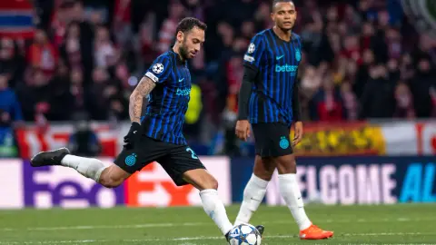 Calhanoglu: Mọi người đang bàn tán về tin đồn chuyển nhượng của tôi nhưng tôi chưa bao giờ nghĩ tới điều đó