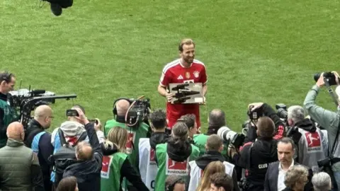 Kane: Tất nhiên là tôi hy vọng sẽ đạt được kỷ lục của Lewandowski; khẩu pháo nhỏ bằng thép trông giống logo của đội Pháo thủ? Miễn là bạn có thể giành được giải thưởng