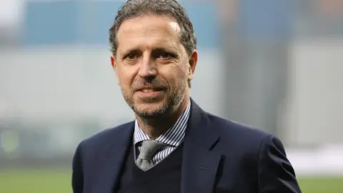 Giám đốc Fiorentina Paratici và giám đốc Sassuolo Carnevali đều phủ nhận liên hệ với Milan