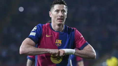 Phóng viên: Lewandowski rời Camp Nou từ sáng sớm và anh đã thăm dò từng tấc sân.