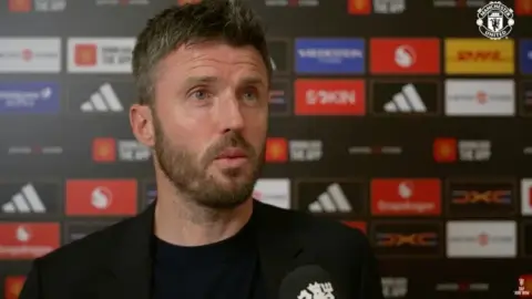 Carrick: Buổi chia tay trên sân nhà của Casemiro đầy ấm áp Khoảnh khắc này quý giá hơn rất nhiều so với 3 điểm.