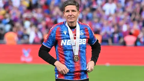 Glasner: Chúng tôi chỉ muốn tập trung chơi tốt ở vòng cuối giải VĐQG và sẽ không coi Arsenal và Man City tranh chức vô địch