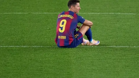 Bốn năm sự nghiệp của Barcelona sắp kết thúc! Sau lễ chia tay, Lewandowski ngồi một mình ở trung tâm Camp Nou