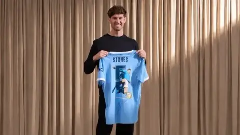Tri ân huyền thoại! Chính thức: Man City bán áo đấu phiên bản giới hạn của ghế B và Stones