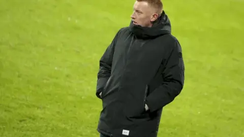 Phóng viên: Auxerre có ý định thuê Steele về làm HLV và bắt đầu cuộc chiến với Lorient