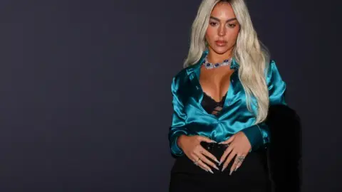 The Sun: Georgina khoe diện mạo tóc vàng mới tại LHP Cannes