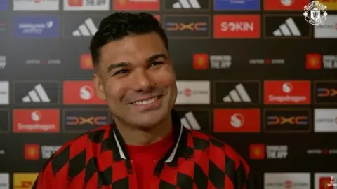 Casemiro: Tôi cảm thấy rất vui khi được kết nối với người hâm mộ Man United và tôi rất biết ơn vì tất cả những lần gặp gỡ, đồng hành.