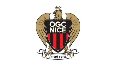 L'Equipe: Cổ động viên Nice lao vào sân sau trận đấu và ném bom khói, suýt đụng độ với cảnh sát