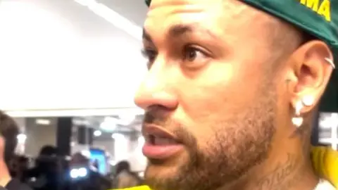 Neymar: Lẽ ra trọng tài phải xin lỗi và cho tôi tiếp tục thi đấu. Điều này xảy ra với tôi mọi lúc.