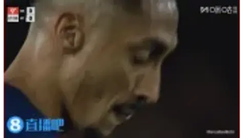 Tuyệt vời! Rafinha ghi bàn trực tiếp từ quả đá phạt, và Barcelona ghi bàn đầu tiên ở phút 27.